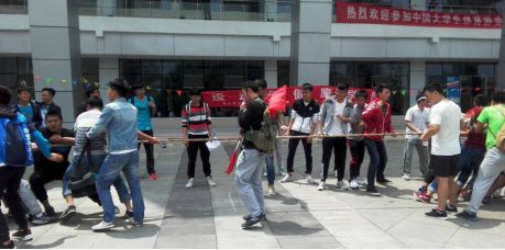 拔河比赛现场